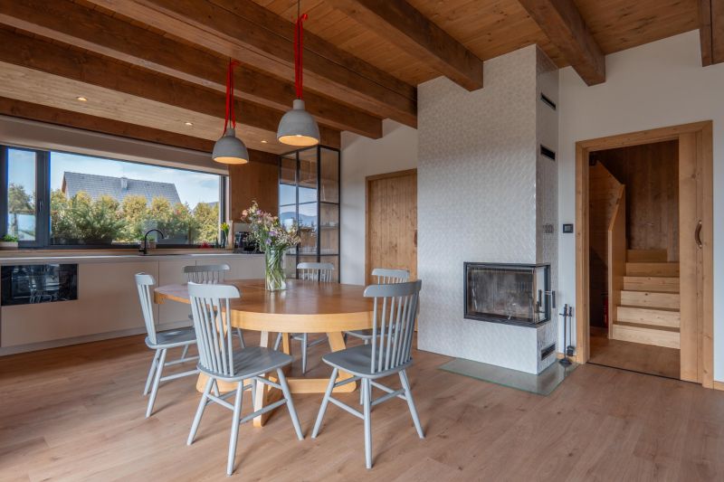 I Luxusné dvojpodlažné chalet pri Liptovskej Mare - Interiér Hotely a penzióny s krbom, kuchynskou linkou a podlahou s dreveným dekorom.