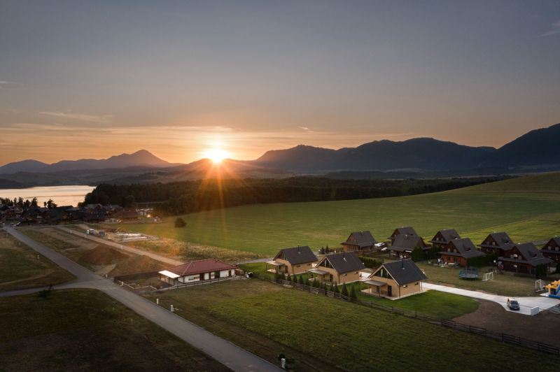 I Luxusné dvojpodlažné chalet pri Liptovskej Mare - Západ slnka nad Liptovským Trnovcom, Hotely a penzióny, krajina a horský horizont.