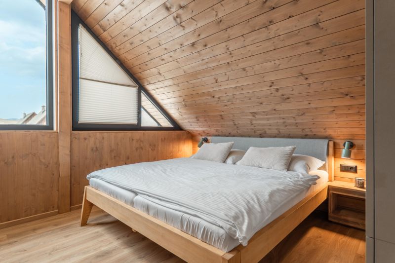 I Luxusné dvojpodlažné chalet pri Liptovskej Mare - Podkrovná izba v Hoteli a penzióne s podlahou s dreveným dekorom.