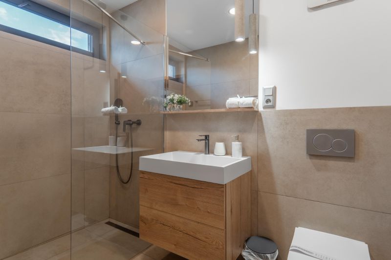 I Luxusné dvojpodlažné chalet pri Liptovskej Mare - Kúpeľňa s umývadlom, dreveným dekorom a sprchovým kútom v Hoteloch a penziónoch.