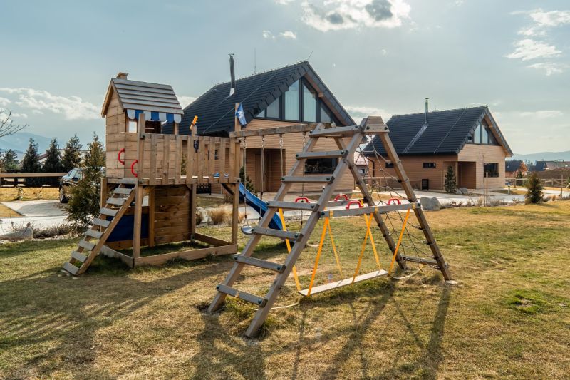 I Luxusné dvojpodlažné chalet pri Liptovskej Mare - Drevené ihrisko pri penzióne v Liptovskom Trnovci s hojdacou súpravou a šmykľavkou.