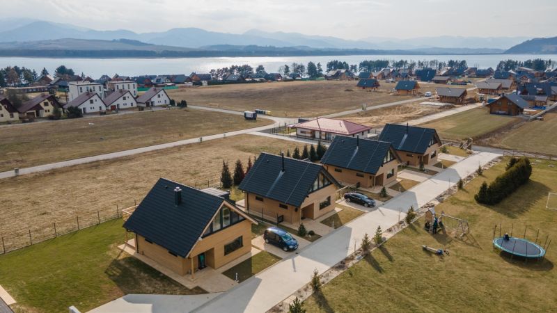 I Luxusné dvojpodlažné chalet pri Liptovskej Mare - Chaty pri vode v Liptovskom Trnovci, Hotely a penzióny s parkoviskom a trampolínou.