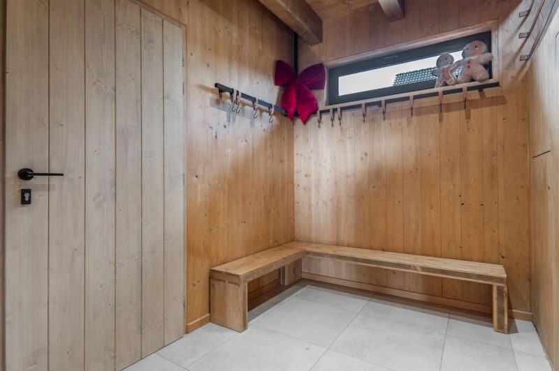 I Luxusné dvojpodlažné chalet pri Liptovskej Mare - Drevený interiér s lavicou a vešiakmi v hoteloch a penziónoch.