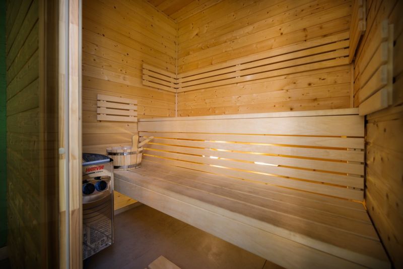 I Luxusné dvojpodlažné chalet pri Liptovskej Mare - Interiér sauny v Chate s drevom obloženými stenami a lavicou.