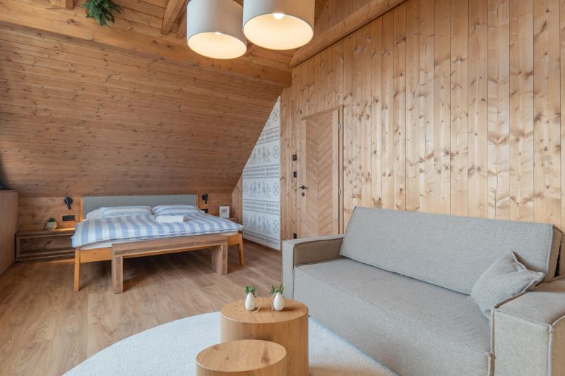 I Luxusné dvojpodlažné chalet pri Liptovskej Mare - Izba v Hoteloch a penziónoch s dreveným obkladom a podlahou s dreveným dekorom.