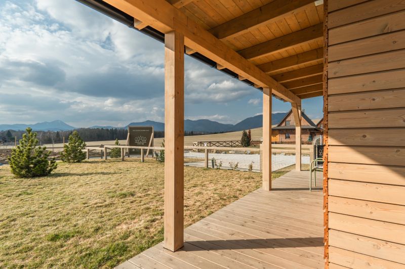 I Luxusné dvojpodlažné chalet pri Liptovskej Mare - Drevená veranda s výhľadom do prírody v okolí Liptovského Trnovca, Hotely a penzióny.
