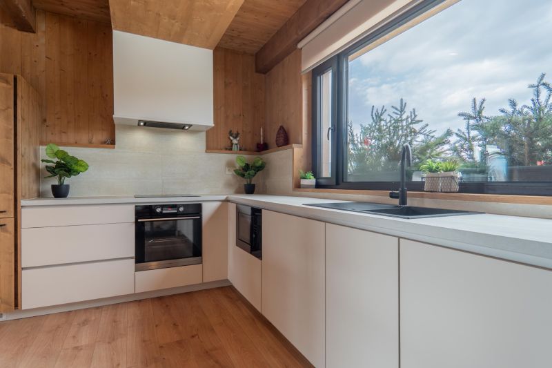 I Luxusné dvojpodlažné chalet pri Liptovskej Mare - Kuchyňa v Hoteloch a penziónoch s podlahou s dreveným dekorom a veľkým oknom.