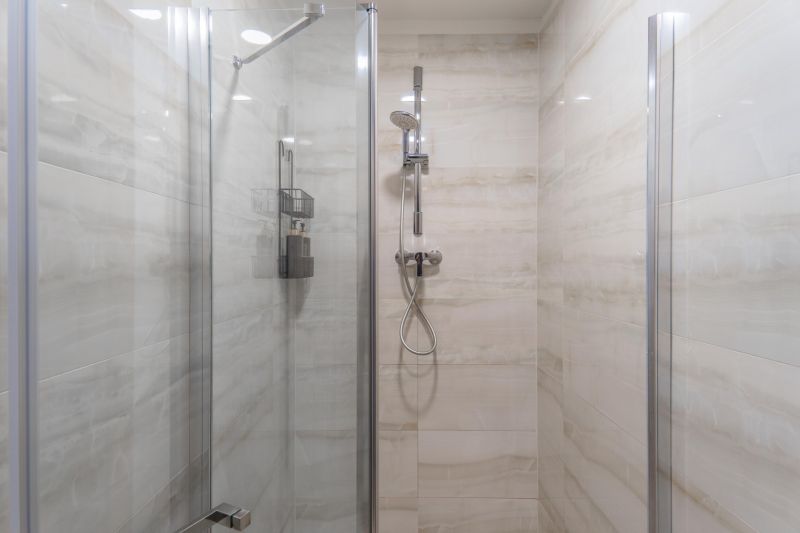 I Exkluzívny penthouse s terasou v absolútnom centre mesta - Sprchový kút so sklenenými dverami a dlaždicami v 2-izbovom byte.