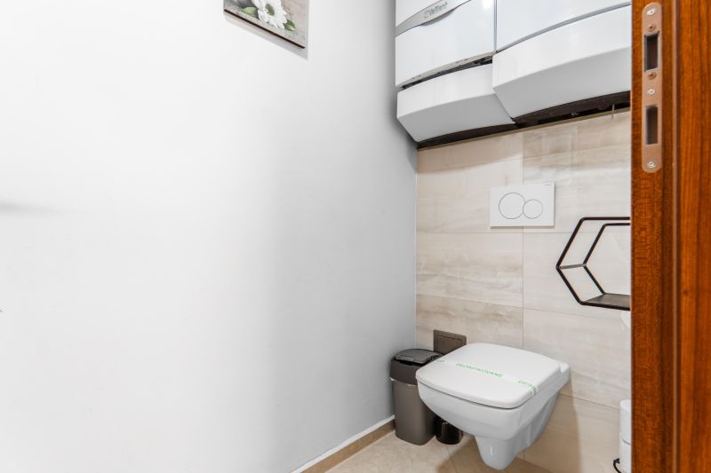 I Exkluzívny penthouse s terasou v absolútnom centre mesta - Kúpeľňa s toaletou v 2-izbovom byte s dlažbou a modernými prvkami.