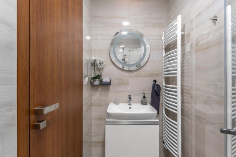 I Exkluzívny penthouse s terasou v absolútnom centre mesta - Kúpeľňa v 2-izbovom byte s umývadlom, zrkadlom a radiátorom.