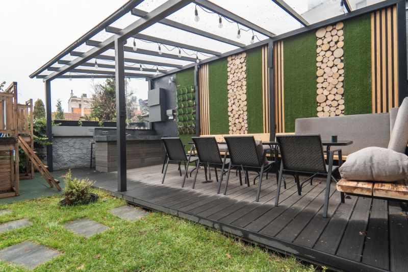 I Exkluzívny penthouse s terasou v absolútnom centre mesta - Terasa s posedením a grilom, podlaha s dreveným dekorom, exteriér 2-izbového bytu.