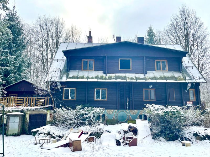 I Investičná príležitosť – Hotel v Modre - Zasnežený penzión v časti Piesok, Modra, s dreveným obložením zasadený v zimnej krajine.