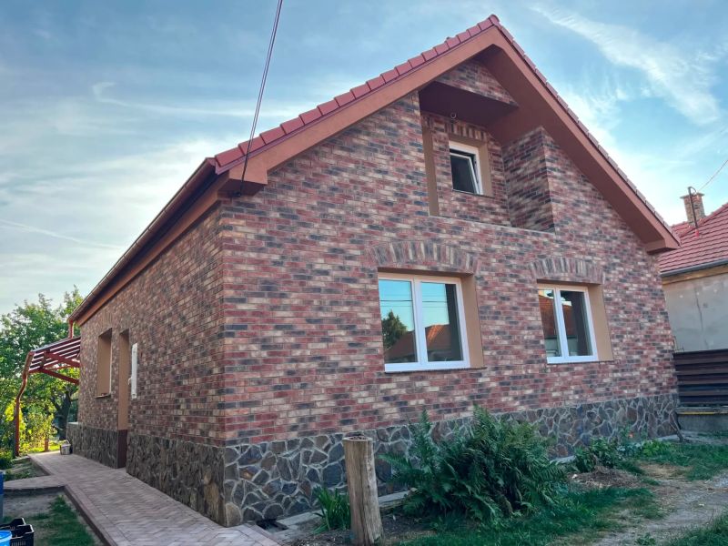 I Predaj štýlového tehlového domu v Rajke pri Bratislave - Rodinný dom v Bratislave - Rusovciach s tehlovou fasádou a šikmou strechou.