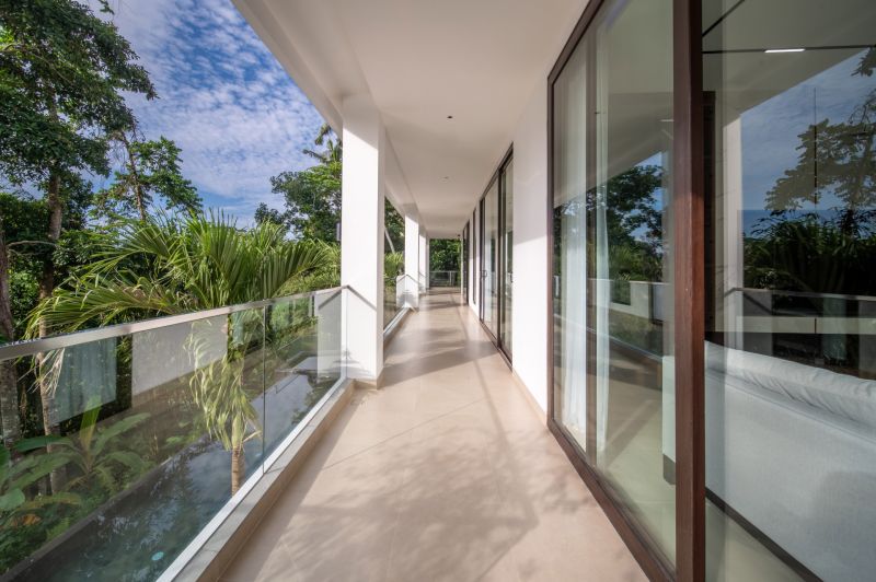 I Na predaj Luxusná vila „Tomma“ v Ubud, Bali - Bali: Priestranná terasa vily s výhľadom na tropickú zeleň a modrú oblohu.