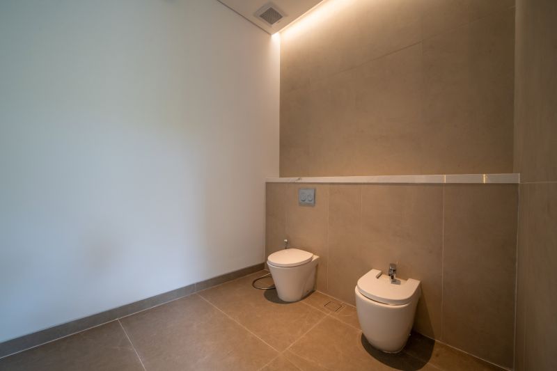 I Na predaj Luxusná vila „Tomma“ v Ubud, Bali - Toaleta a bidet v priestore vily s jednoduchým dizajnom.