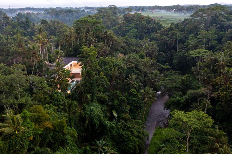 I Na predaj Luxusná vila „Tomma“ v Ubud, Bali - Vila v Bali je obklopená bujnou džungľou a tečúcou riekou.