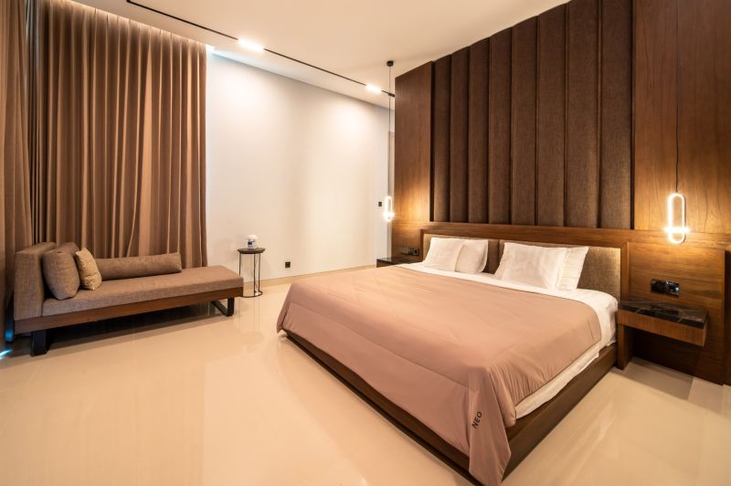 I Na predaj Luxusná vila „Tomma“ v Ubud, Bali - Posteľ v spálni s čalúneným čelom, pohovka a závesy, Vila.