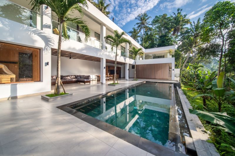 I Na predaj Luxusná vila „Tomma“ v Ubud, Bali - Vila v Bali s bazénom, palmami a terasou obklopená bujnou zeleňou.
