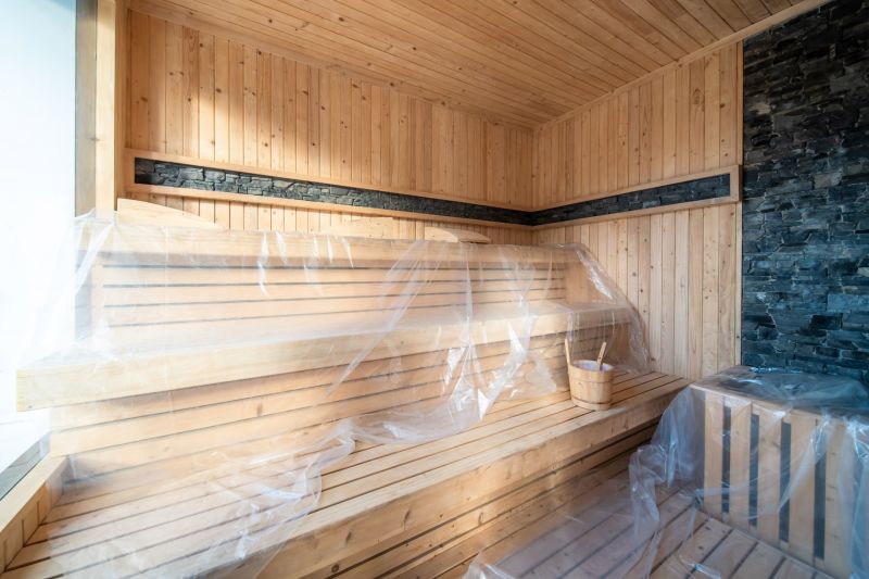 I Na predaj Luxusná vila „Tomma“ v Ubud, Bali - Sauna vo vile s drevenými lavičkami a kamennými stenami, krytá fóliou.