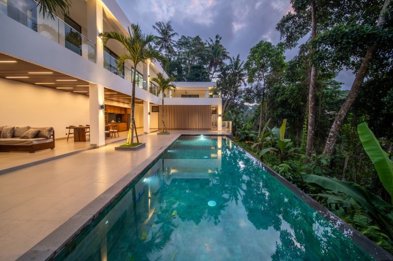 I Na predaj Luxusná vila „Tomma“ v Ubud, Bali - Vila na Bali s bazénom, terasou a výhľadom na tropickú zeleň v okolí.