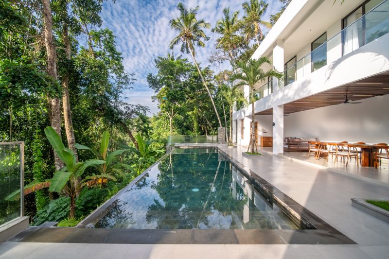 I Na predaj Luxusná vila „Tomma“ v Ubud, Bali - Vila na Bali s bazénom obklopená bujnou zeleňou a oddychovou zónou.