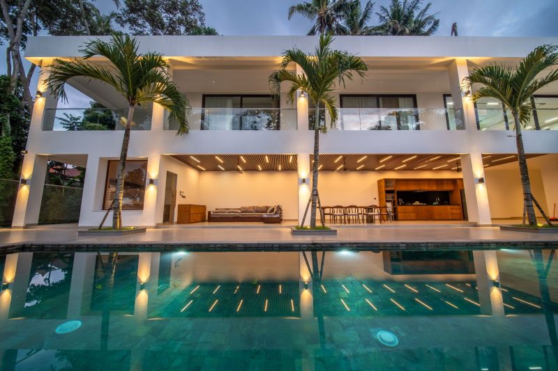 I Na predaj Luxusná vila „Tomma“ v Ubud, Bali - Vila v Bali s bazénom, palmami a osvetlenou terasou s výhľadom do exteriéru.