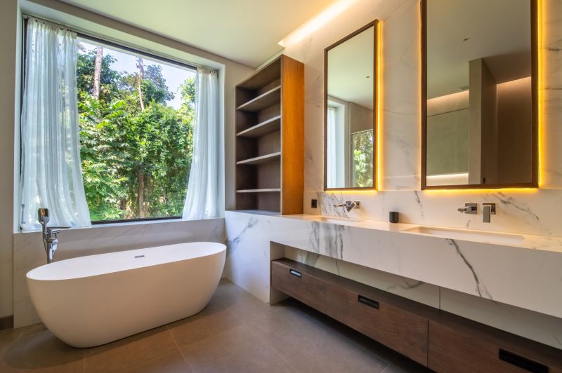 I Na predaj Luxusná vila „Tomma“ v Ubud, Bali - Kúpeľňa vo vile s vaňou, veľkým oknom na les, mramorovým umývadlom a policami.