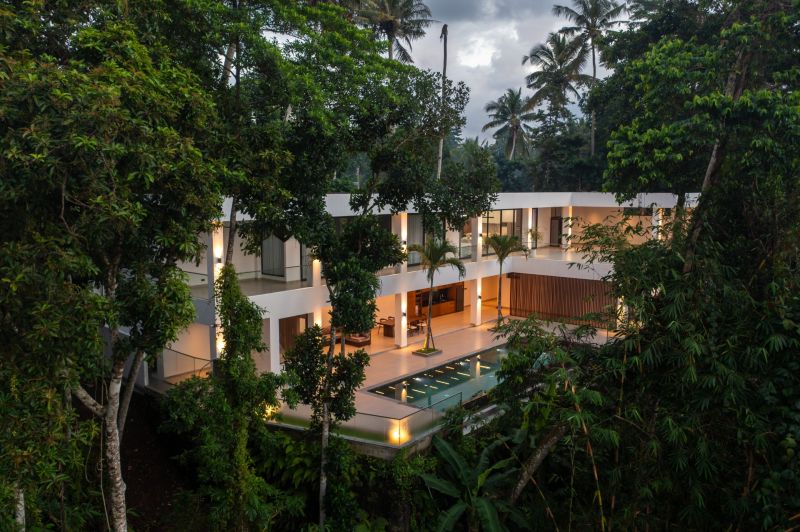 I Na predaj Luxusná vila „Tomma“ v Ubud, Bali - Luxusná vila v Bali obklopená tropickou zeleňou a bazénom v strede.