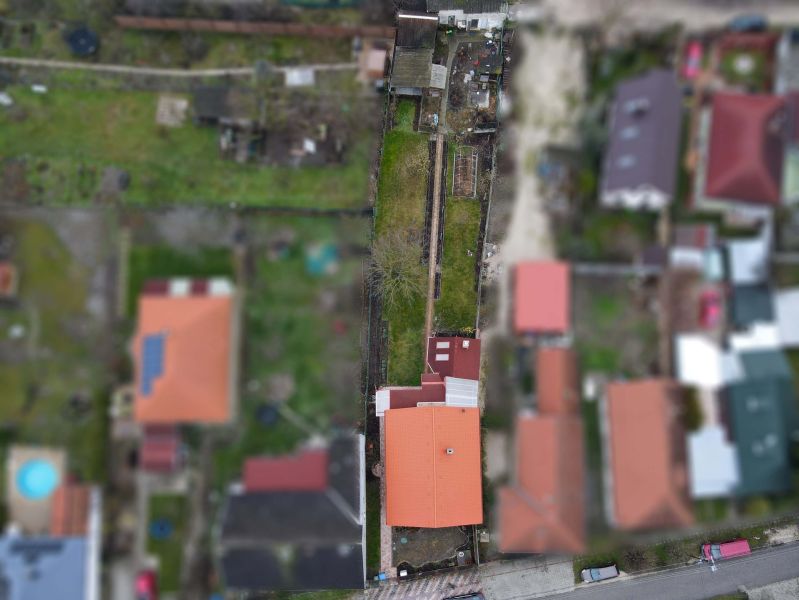 I Predaj štýlového tehlového domu v Rajke pri Bratislave - Pohľad zhora na rodinný dom na ulici Jókaia Móra v Rajke so záhradou.