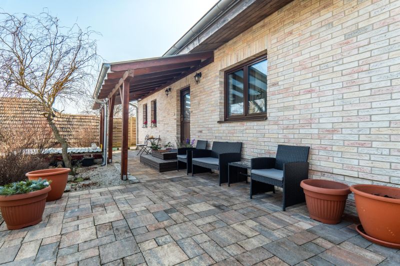 Stavebný pozemok 8 500 m² s podnikateľským potenciálom - Terasa s dlažbou a ratanovým nábytkom v Dolnom Lopašove, pozemky - bývanie.