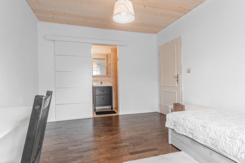 Stavebný pozemok 8 500 m² s podnikateľským potenciálom - Izba s posteľou, podlahou s dreveným dekorom a vstavanou skriňou, Pozemky - bývanie.