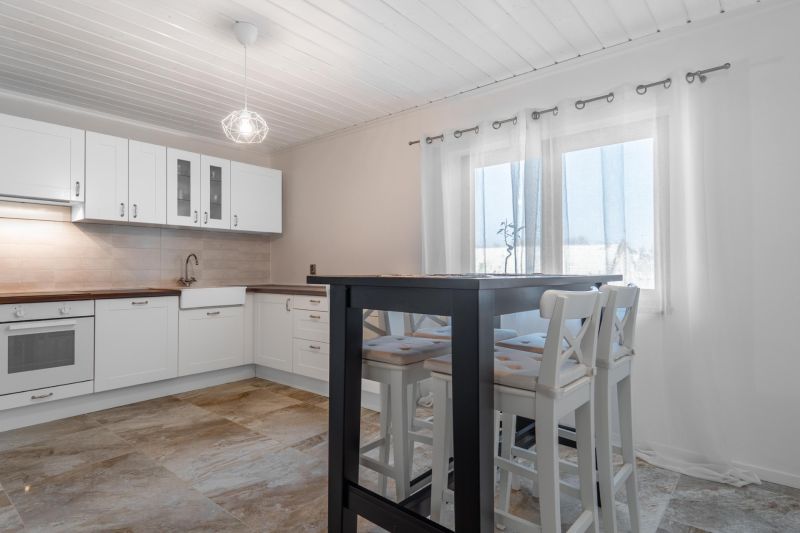 Stavebný pozemok 8 500 m² s podnikateľským potenciálom - Kuchyňa s bielym nábytkom a podlahou s dreveným dekorom v Pozemkoch - bývanie.