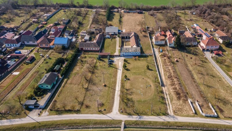 Stavebný pozemok 8 500 m² s podnikateľským potenciálom - Letecký pohľad na Domy a záhrady v Dolnom Lopašove, vhodné pre Pozemky - bývanie.