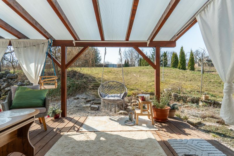 Stavebný pozemok 8 500 m² s podnikateľským potenciálom - Krytá terasa so záhradným nábytkom s výhľadom na pozemky - bývanie v Dolnom Lopašove.