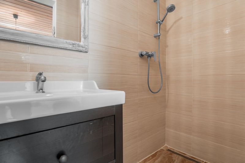 Stavebný pozemok 8 500 m² s podnikateľským potenciálom - Kúpeľňa s umývadlom, zrkadlom a sprchou, Pozemky - bývanie, dlaždicový obklad.