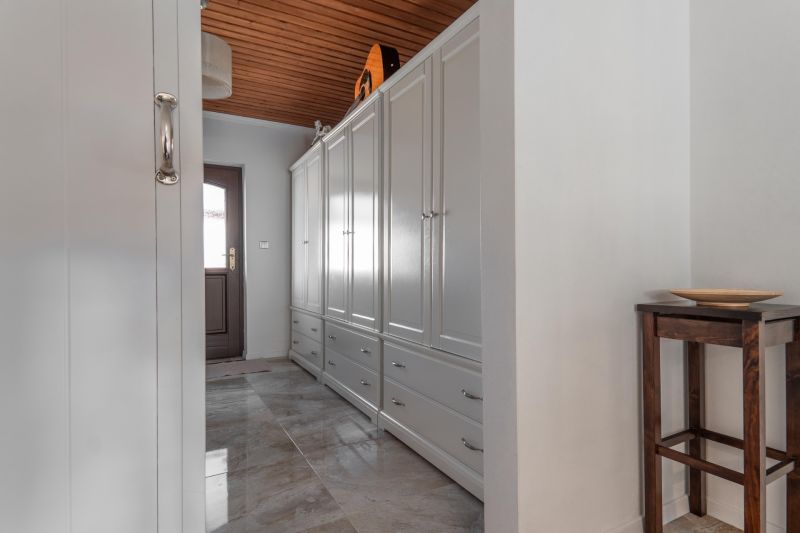 Stavebný pozemok 8 500 m² s podnikateľským potenciálom - Chodba so skrinkami, svetlými obkladmi a dreveným stropom v nehnuteľnosti na bývanie.