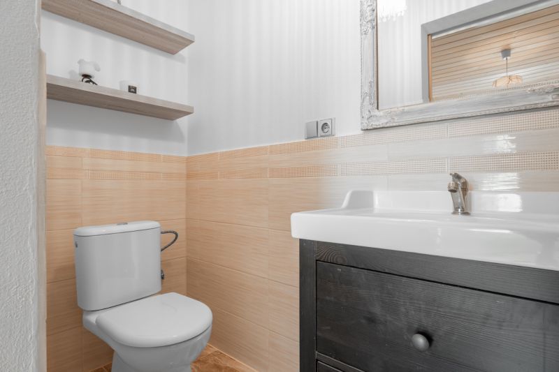 Stavebný pozemok 8 500 m² s podnikateľským potenciálom - Kúpeľňa so svetlými kachličkami, umývadlom a policami, Pozemky - bývanie.