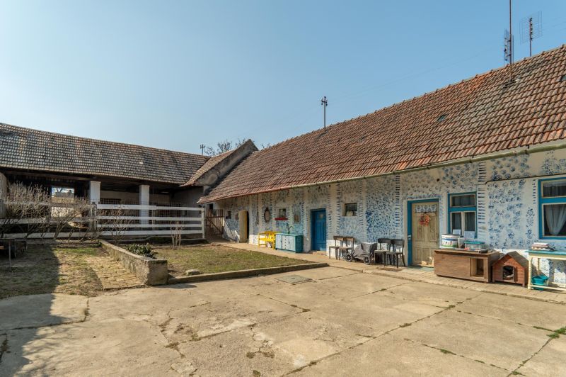 Stavebný pozemok 8 500 m² s podnikateľským potenciálom - Vidiecky dvor s modrou omietkou a sedlovou strechou v Dolnom Lopašove, Pozemky - bývanie.