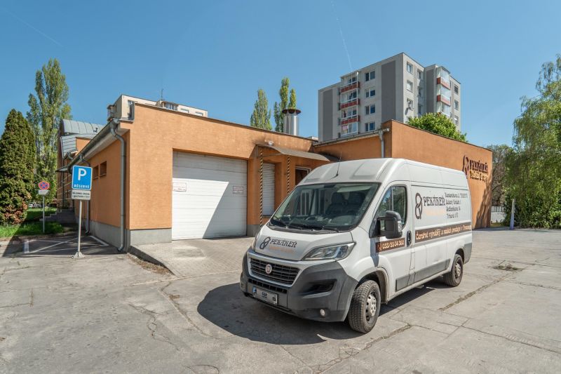 I PREDAJ – FUNGUJÚCA PEKÁREŇ A POTRAVINY V TRNAVE - Biela dodávka stojí pred výrobnými priestormi na Koniarekovej ulici v Trnave.