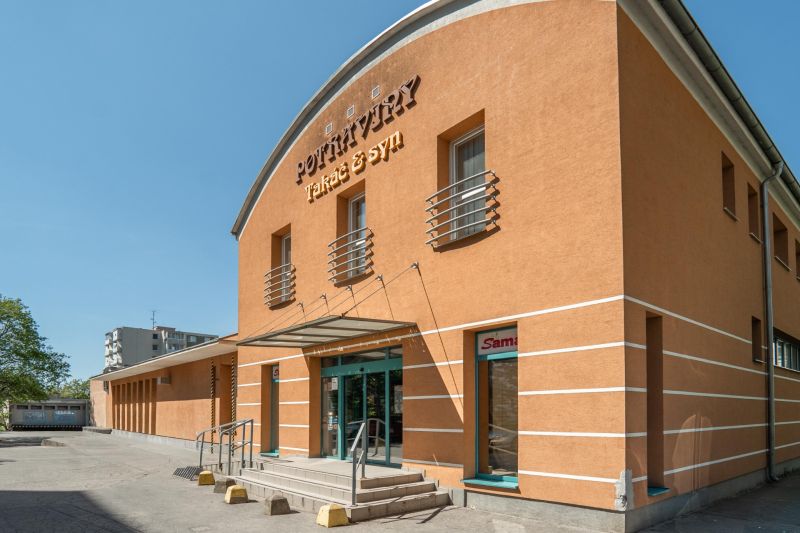 I PREDAJ – FUNGUJÚCA PEKÁREŇ A POTRAVINY V TRNAVE - Oranžová budova s potravinami na Koniarekovej ulici vo výrobných priestoroch v Trnave.