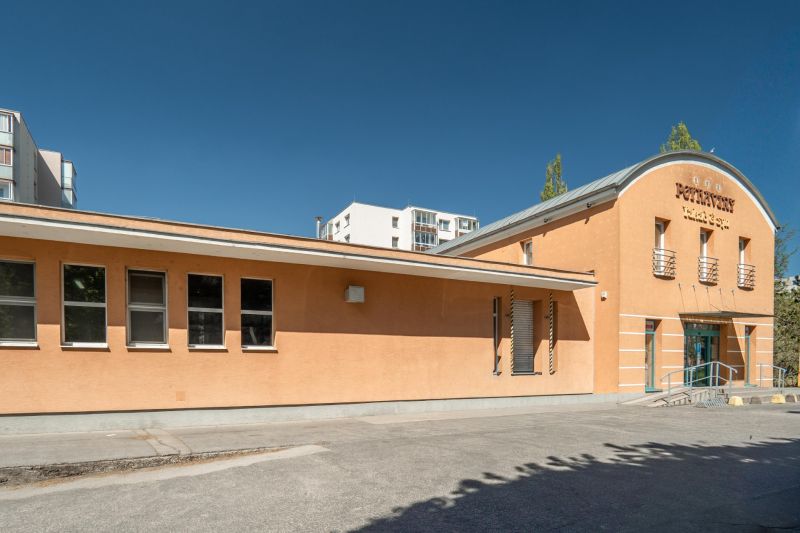I PREDAJ – FUNGUJÚCA PEKÁREŇ A POTRAVINY V TRNAVE - Budova výrobného priestoru na Koniarekovej ulici v Trnave so vstupnými dverami.