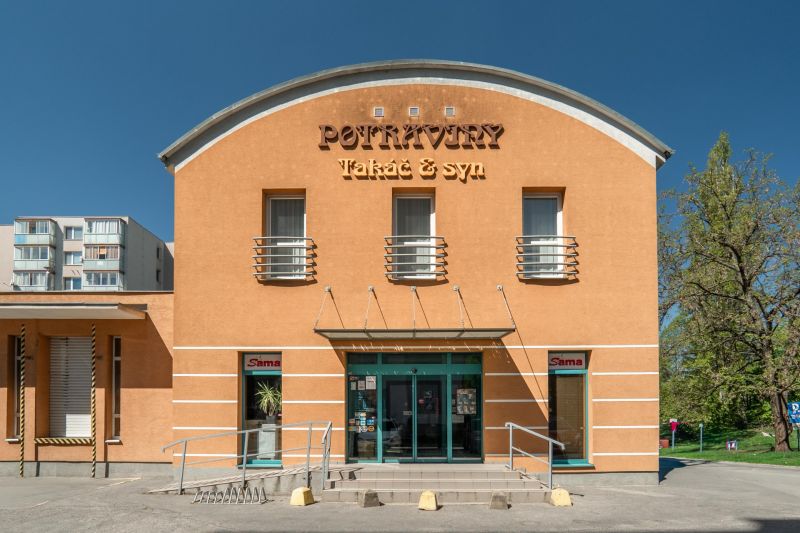 I PREDAJ – FUNGUJÚCA PEKÁREŇ A POTRAVINY V TRNAVE - Oranžová fasáda potravín na Koniarekovej ulici vo výrobnej oblasti Trnavy.