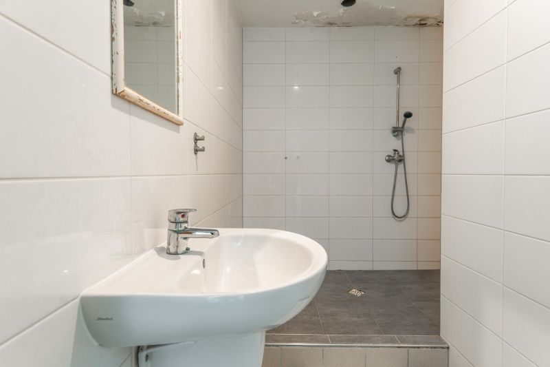 I PREDAJ – FUNGUJÚCA PEKÁREŇ A POTRAVINY V TRNAVE - Biela kúpeľňa so sprchovacím kútom a zrkadlom, vhodná pre výrobné priestory.