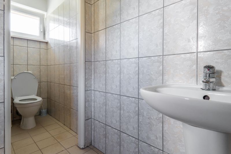 I PREDAJ – FUNGUJÚCA PEKÁREŇ A POTRAVINY V TRNAVE - Toaleta so svetlými dlaždicami a bielym sanitárnym vybavením vo výrobných priestoroch.