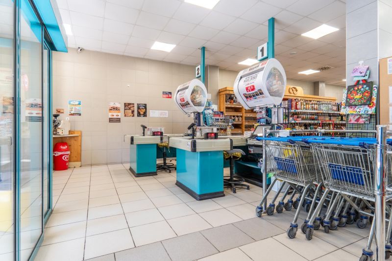 I PREDAJ – FUNGUJÚCA PEKÁREŇ A POTRAVINY V TRNAVE - Supermarket s pokladničným pultom a nákupnými vozíkmi, vhodné pre výrobné priestory.