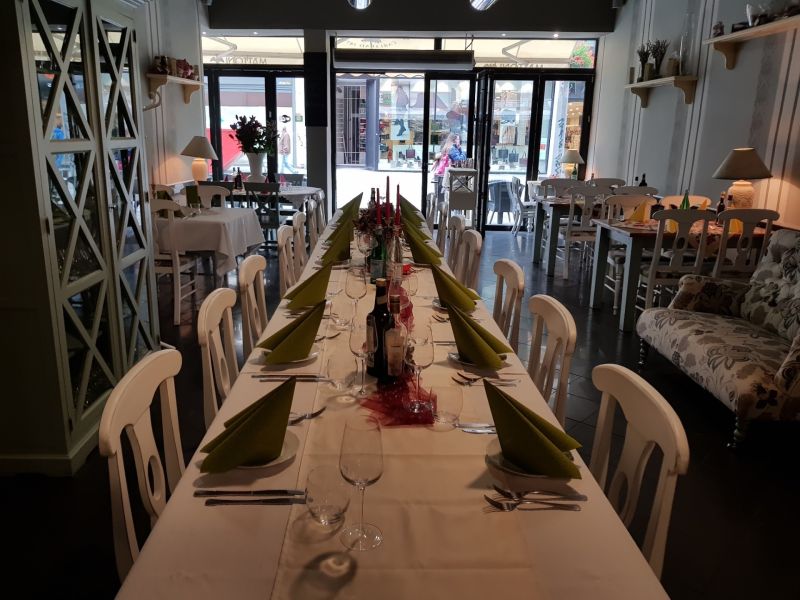 ZNÍŽENÁ CENA! I Predaj komerčného priestoru na ul. Obchodna - Reštaurácia s dlhou stolovou úpravou, biely nábytok, dekorácia v obchodných priestoroch.