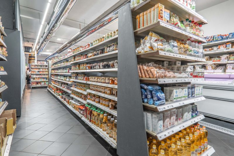ZNÍŽENÁ CENA! I Predaj komerčného priestoru na ul. Obchodna - Regály s potravinami v obchodných priestoroch, rôzne produkty a dochucovadlá na pultoch.