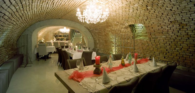 ZNÍŽENÁ CENA! I Predaj komerčného priestoru na ul. Obchodna - Obchodné priestory s tehlovými klenbami, elegantným stolovaním a lustrom.