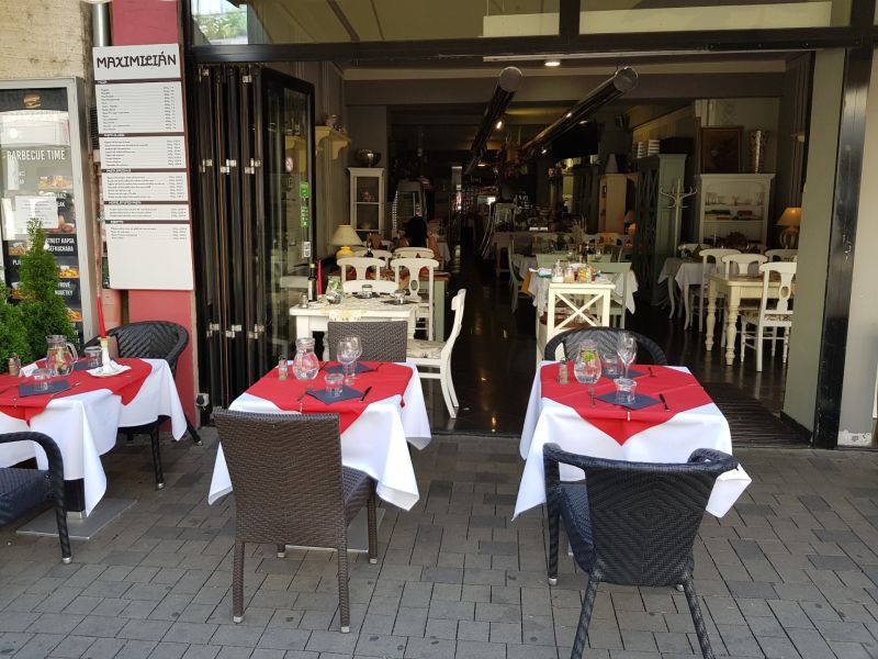 ZNÍŽENÁ CENA! I Predaj komerčného priestoru na ul. Obchodna - Reštaurácia s vonkajším posedením a prestretými stolmi na Obchodnej ulici v Bratislave.