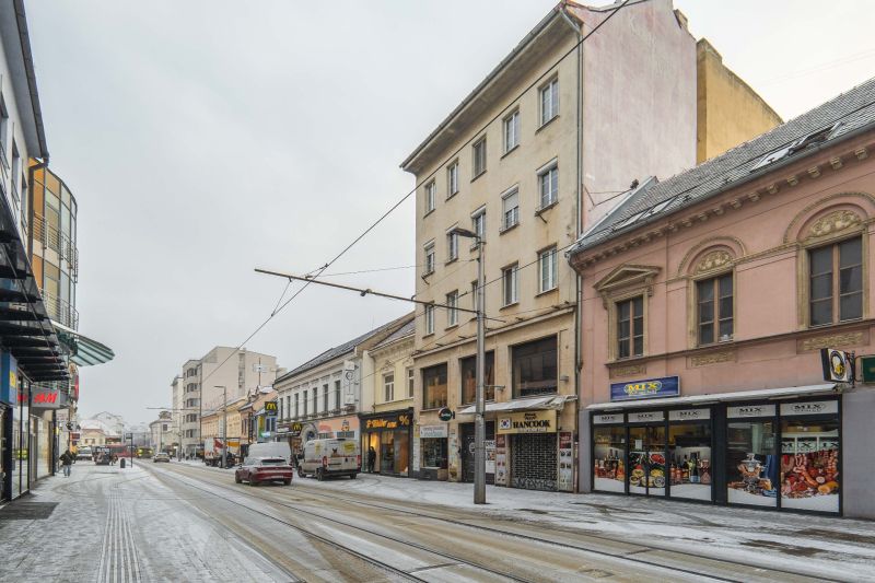 ZNÍŽENÁ CENA! I Predaj komerčného priestoru na ul. Obchodna - Ulica Obchodná v Bratislave - Starom Meste s obchodnými priestormi počas zimného dňa.